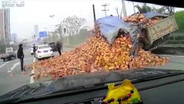 Водитель и пассажир спаслись из-под груды кирпичей: видео
